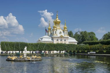 St. Petersburg yakınlarındaki Peterhof parkında yeşil alanlar ve çeşmeler