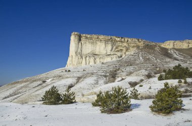 Kışın Kırım 'da Belogorsk yakınlarında beyaz tepeler
