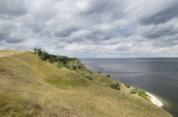 Saratov bölgesinde Volga 'nın kıyılarında Steppe ve vadiler