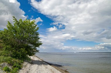 Volga Nehri 'nin dik kıyısı ve pürüzsüz yüzeyi