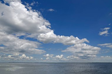 Volga Nehri 'nin dik kıyısı ve pürüzsüz yüzeyi