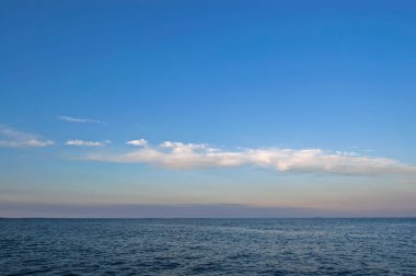 Ladoga Gölü üzerindeki gökyüzü hafif dalgalarla