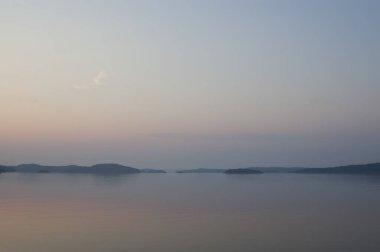 Ladoga Gölü 'ndeki adalar, şafak vakti ormanla kaplı.