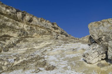 Kışın Kırım 'da Belogorsk yakınlarında beyaz tepeler
