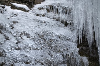 Kayaların üzerinde buz