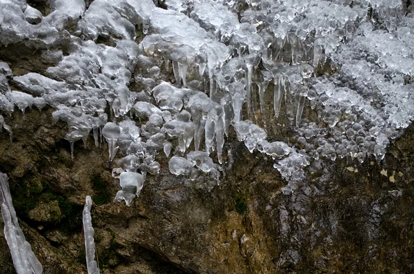Лід на скелях — стокове фото