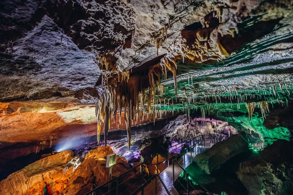 Внутри пещеры Прометея — стоковое фото