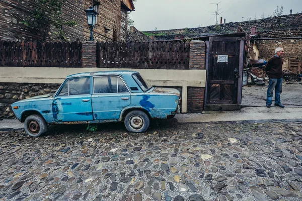 Old car in Sighnaghi — Stock Photo, Image