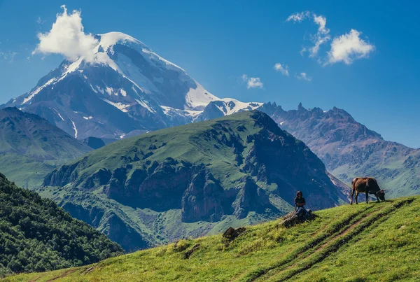 Kasbek berg in georgien — Stockfoto