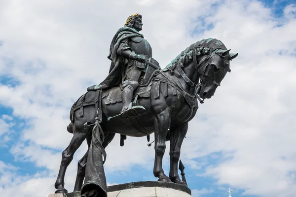 Matthias corvinus-denkmal vor der kirche des heiligen michael in cluj-napoca in rumänien — Stockbild Statue von matthias corvinus — Stockfoto