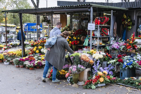 Varsóvia Polônia Outubro 2020 Pessoas Comprando Flores Velas Wolski Cemetery — Fotografia de Stock