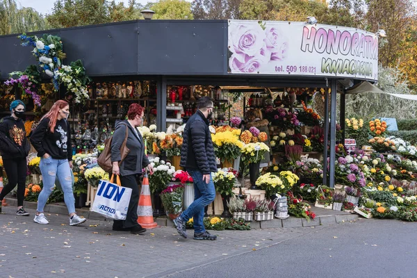 Varsóvia Polônia Outubro 2020 Pessoas Comprando Flores Velas Wolski Cemetery — Fotografia de Stock