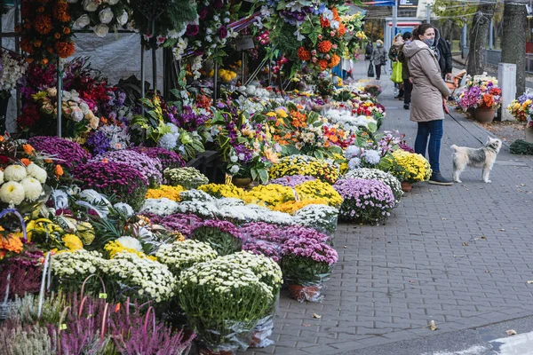Varsóvia Polônia Outubro 2020 Florista Com Flores Túmulo Cemitério Wolski — Fotografia de Stock