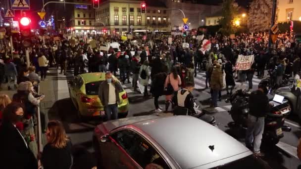 Warszawa Polen Oktober 2020 Folkmassa Blockerar Gaulle Rondellen Grund Protest — Stockvideo