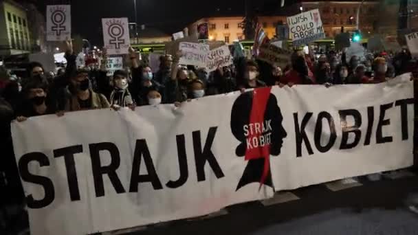 Warszawa Polska Października 2020 Kobiecy Sztandar Strajku Podczas Masowych Blokad — Wideo stockowe