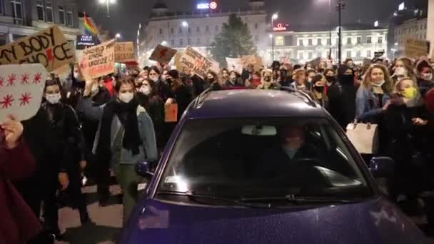 Varšava Polsko Října 2020 Pro Výběr Aktivisté Pochodují Kolem Zablokovaného — Stock video