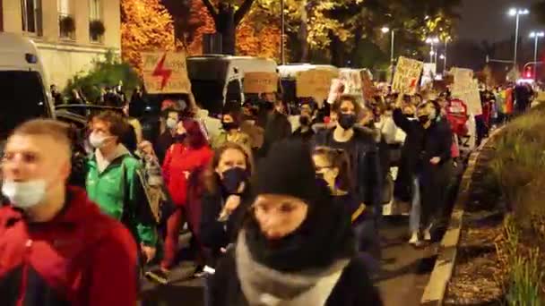 Varsovie Pologne Octobre 2020 Des Gens Marchent Long Des Voitures — Video