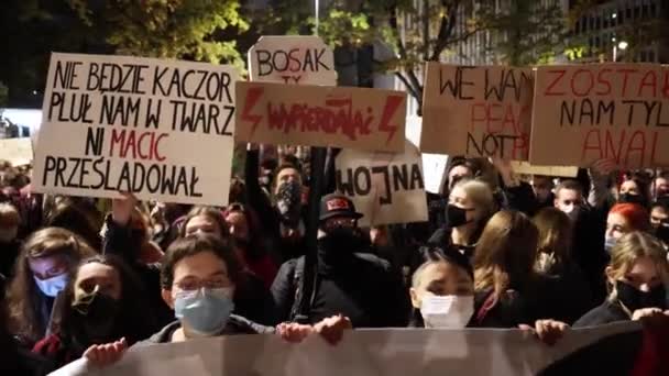 Varšava Polsko Října 2020 Lidé Protivládními Plackardy Před Ústavním Soudem — Stock video