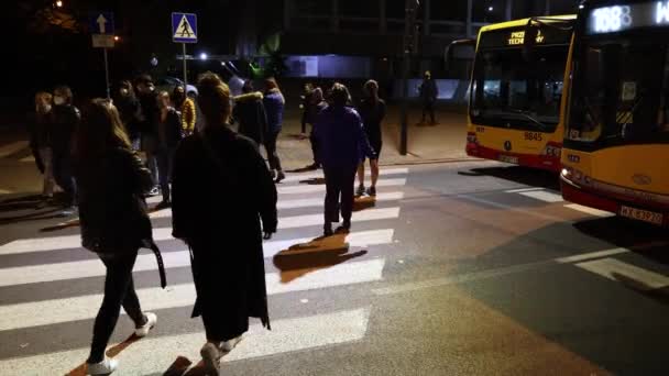Warschau Polen Oktober 2020 Mensen Marcheren Voetgangersoversteek Die Straat Blokkeert — Stockvideo
