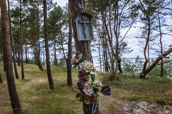 ヴィスワ ラグーンとグダニスク湾の間のヴィスワ スプリットの砂丘上のカトリックの十字架 ポーランドのKaty Rybackie村の近く — ストック写真