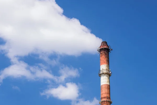 Industriële Schoorsteen Rood Wit Geschilderd Tegen Wolken Die Rook Lijken — Stockfoto