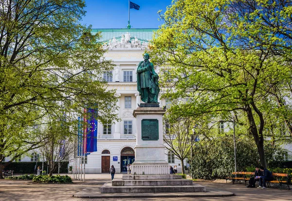 Wiedeń Austria Kwietnia 2018 Pomnik Josefa Ressela Przed Uniwersytetem Technicznym — Zdjęcie stockowe