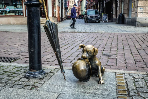 ポーランド トルン 2019年2月20日 漫画のストリップ犬の彫刻トルン市の歴史的な部分でFilus — ストック写真