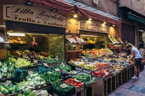 Bolonha Itália Setembro 2019 Loja Greegrocery Com Frutas Legumes Localizada — Fotografia de Stock
