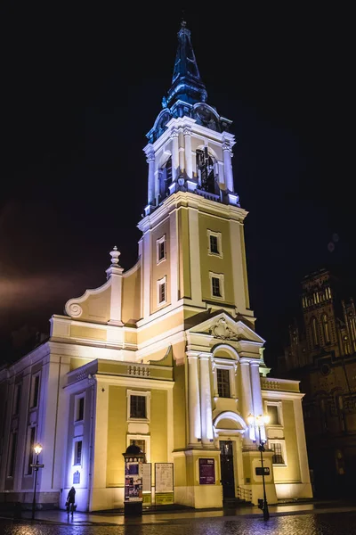 位于波兰中北部托伦市历史地段主广场上的圣灵教堂的夜景 — 图库照片