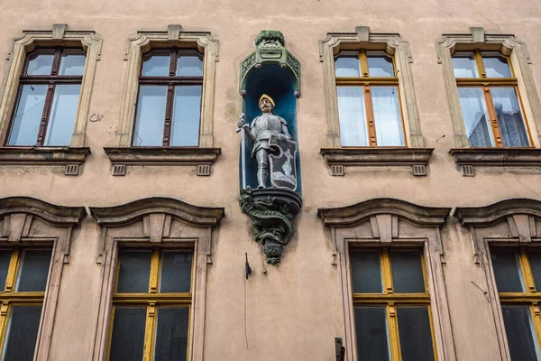 ポーランド北部のトルンの歴史的都市の古い部分の町家に騎士の像 — ストック写真