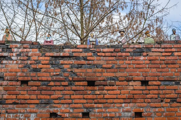 Estatuas Cerámica Ciudadanos Medievales Colocadas Una Muralla Histórica Parte Antigua —  Fotos de Stock