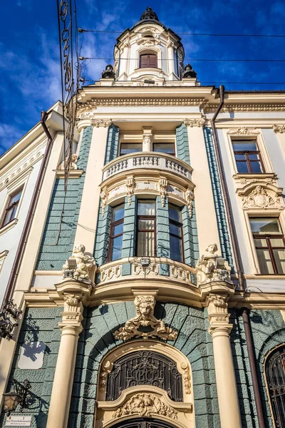 Chernivtsi Ucrânia Junho 2017 Fronteira Edifício Residencial Decorado Rua Olha — Fotografia de Stock