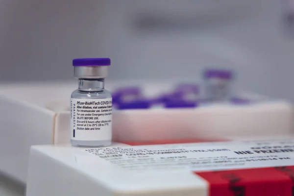 波兰华沙 2020年12月29日 华沙辉瑞生物科技公司 Pfizer Biontech 生产的装有5剂Covid 19疫苗的小瓶中关闭 — 图库照片