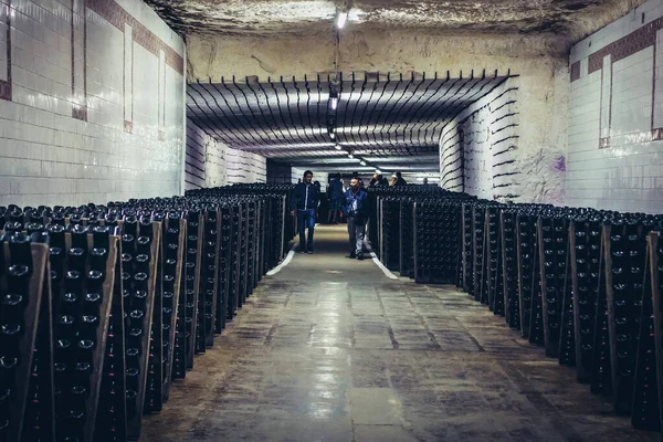 Cricova Moldávia Julho 2019 Garrafas Vinho Durante Processo Enigma Adegas — Fotografia de Stock