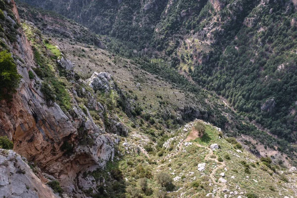 レバノンのカディシャとも表記されるカディシャ渓谷の端に — ストック写真