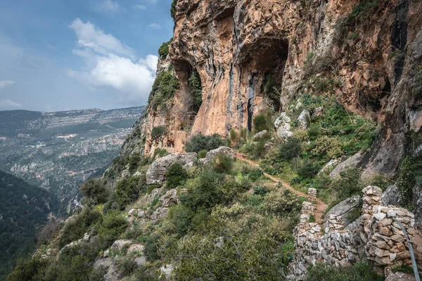 霍卡夫人修道院 现在卡迪沙山谷的一个隐居所也拼写成了黎巴嫩的卡迪沙 — 图库照片