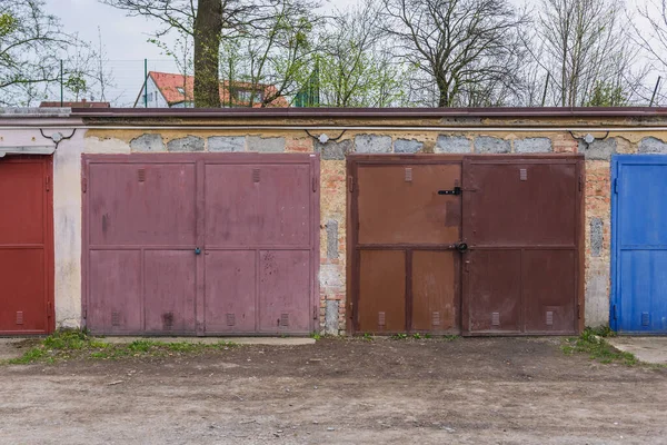 Rij Van Typische Garages Met Metalen Poorten Roznov Pod Radhostem — Stockfoto