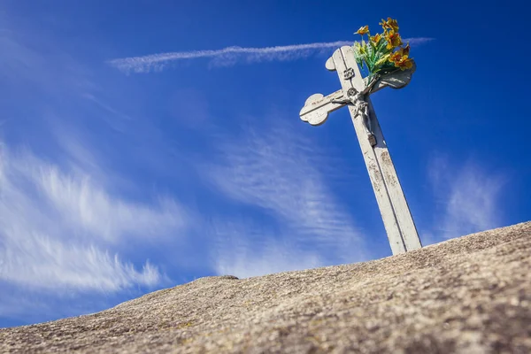Malý Kovový Kříž Ledovcovém Nepravidelném Kameni Zvaném Kámen Ďáblů Osadě — Stock fotografie