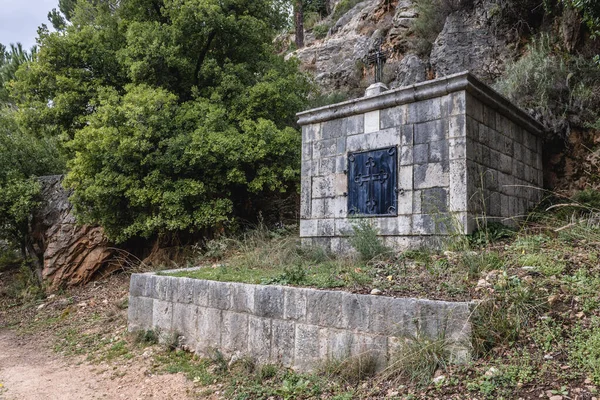 Grób Pobliżu Klasztoru Matki Boskiej Qannoubine Dolinie Kadisha Również Pisane — Zdjęcie stockowe