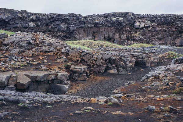 アイスランドのレイキャーンズ半島の2つの大陸の間の象徴的な歩道橋の隣の岩 — ストック写真