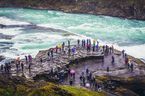 아이슬란드 남서부 2018 Gullfoss 바위에서 관광객 — 스톡 사진