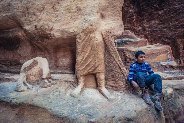 Petra Jordan December 2018 Boy Next Statue Siq Valley Petra — Stock fotografie