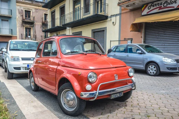 Randazzo Itálie Května 2019 Retro Red Fiat 500 Ulici Městě — Stock fotografie