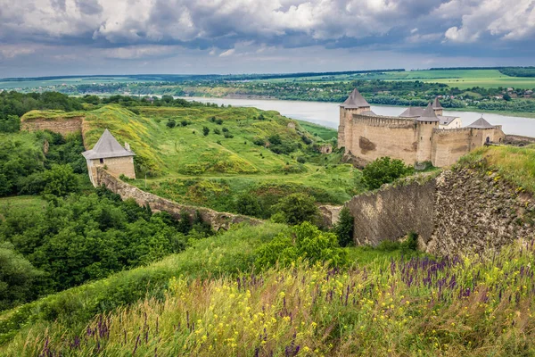 Vista Distância Fortaleza Khotyn Complexo Fortificação Cidade Khotyn Ucrânia — Fotografia de Stock