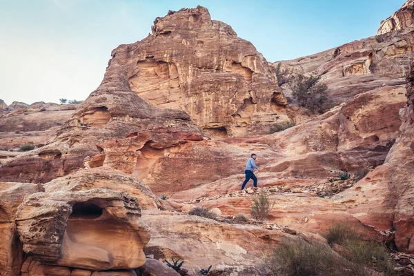 Petra Giordania Dicembre 2018 Passeggiate Turistiche Sulle Montagne Della Città — Foto Stock