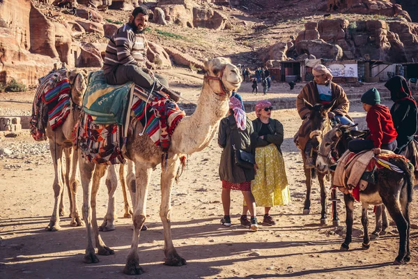 Petra Jordan Грудня 2018 Місцеві Провідники Верблюдів Історичному Археологічному Місті — стокове фото