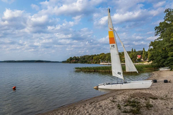 Kretowiny Polsko Září 2020 Katamarán Břehu Jezera Narie Obci Kretowiny — Stock fotografie