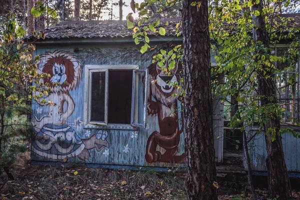 Çernobil Bölgesi Ukrayna Eylül 2016 Zümrüt Teki Eski Ahşap Kulübe — Stok fotoğraf