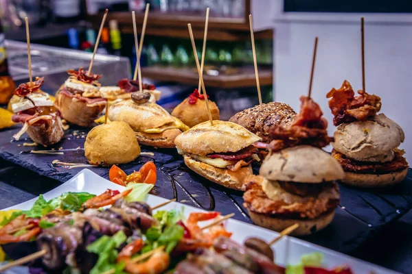 西班牙圣塞巴斯蒂安 2019年1月28日 圣塞巴斯蒂安市Diz Tapas酒吧的传统小吃 也被称为Donostia — 图库照片