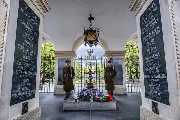 Warsaw Poland April 2016 Soldiers Guard Tomb Unknown Soldier Warsaw — Fotografia de Stock